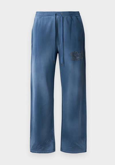 Zilā zīda platajā kāju bikses ar elastīgu jostu, auklu, sānu kabatām un izšūtu logo uz labā augšstilba.