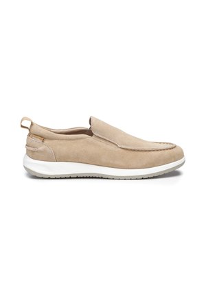 Scarpa slip-on in camoscio beige con suola in gomma bianca, cuciture in stile mocassino e linguetta sul tallone, progettata per un uso casual.