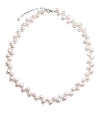 Pearl necklace with round, luminous white pearls of varying sizes, set on a delicate chain with a lobster clasp. Adjustable length.