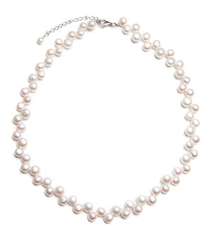 Collana di perle con perle bianche rotonde e luminose di diverse dimensioni, montata su una delicata catena con chiusura a moschettone. Lunghezza regolabile.