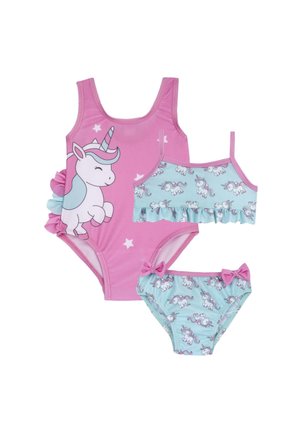 Różowy jednoczęściowy strój kąpielowy z grafiką jednorożca i falbaną z boku, zestawiony z jasnoniebieskim topem w wersji crop i pasującym bikini w jednorożce.