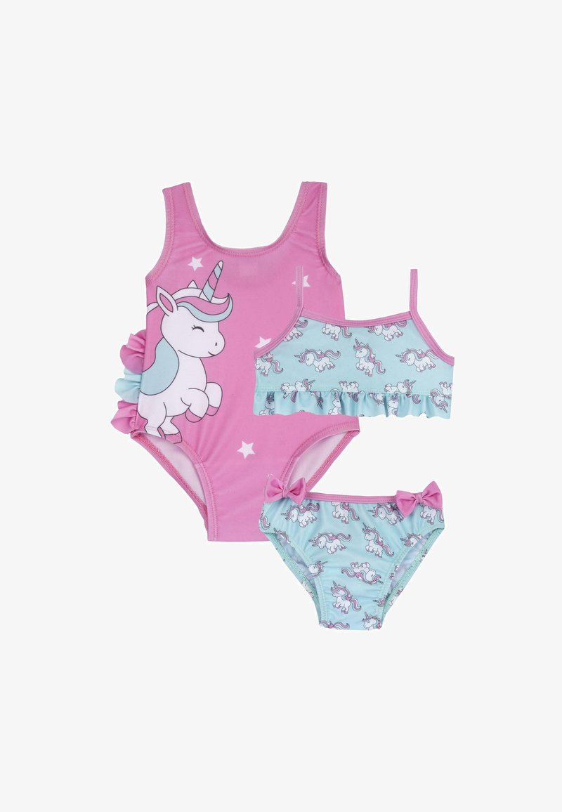 Maillot de bain une pièce rose avec un motif de licorne et un côté volant, assorti à un crop top bleu clair et un bikini assorti avec des imprimés de licorne.