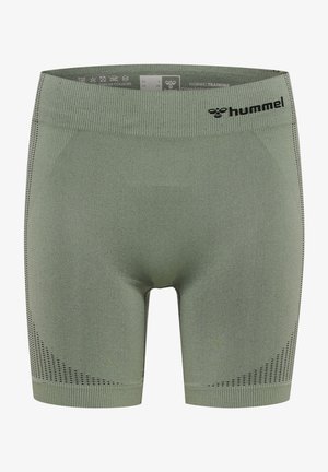 Pantalones cortos deportivos verdes hechos de un tejido texturizado. Presentan una cinturilla acanalada y acentos perforados en los laterales. Logo de Hummel en la cinturilla.