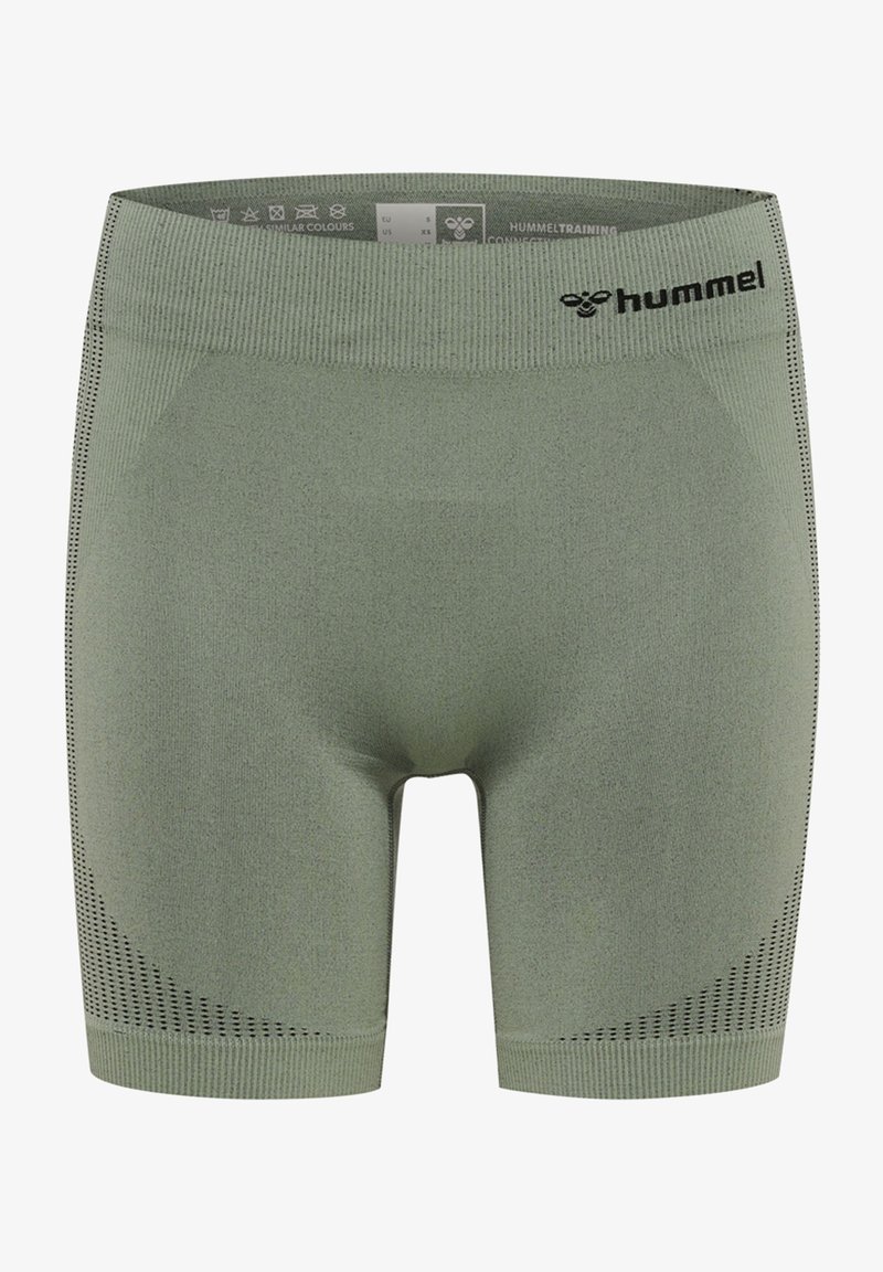 Zielone sportowe szorty wykonane z teksturowanej tkaniny. Posiadają ryflowany pas oraz perforowane akcenty po bokach. Logo Hummel na pasie.