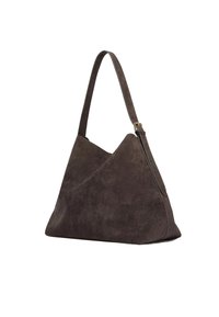 Borsa a tracolla in suede marrone con un design asimmetrico, singolo manico e texture liscia, caratterizzata da un sottile dettaglio in hardware lucido.