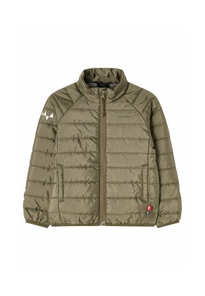 Oliivinvihreä tikattu takki, jossa edessä vetoketju, korkea kaulus, joustavat hihansuut, sivutaskut ja valkoinen kolmionmuotoinen logo vasemmassa hihassa.