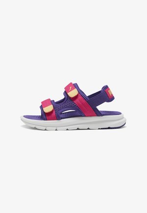 Sandalia morada y rosa con correas de velcro, parte superior de malla, diseño transpirable y suela de goma blanca con un patrón de banda de rodadura texturizado.