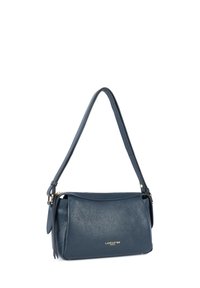 Borsa a tracolla in pelle blu con superficie testurizzata, dettagli in metallo dorato e una tracolla regolabile singola. Presenta una chiusura con zip.