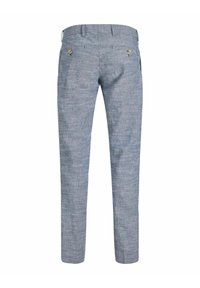 Világoskék chinos nadrág, texturált anyaggal, slim fit szabással, két hátsó zsebbel gombos záródással és lapos derékmegoldással.