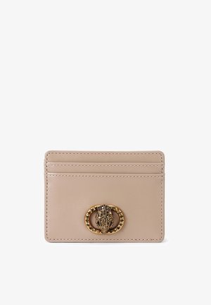 Portacarte in pelle beige chiaro con superficie testurizzata. Presenta un emblema dorato con dettagli intricati al centro.