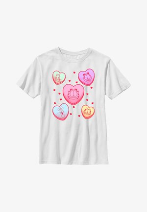 Hvid T-shirt med fem farverige hjerteformer med Garfield-figurers ansigter og små spredte røde hjerter imellem dem.
