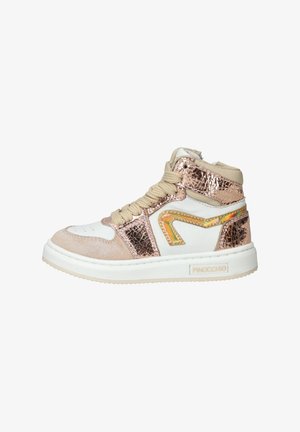 Hoge sneakers in wit, beige en metallic roze materialen, met een gestructureerd ontwerp, contrasterende accenten en een ronde neus.