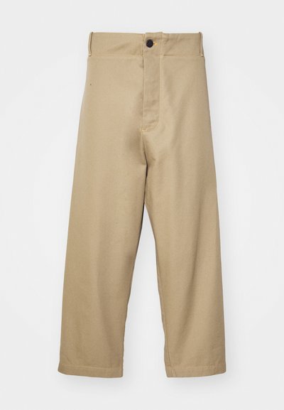Beige Hose aus strapazierfähigem Stoff, mit geradem Schnitt, hoher Taille, vorderem Knopfverschluss und gelben Nähten.