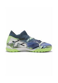 Zapato de fútbol multicolor con una parte superior azul y verde, diseño a rayas, cuello de punto ajustado y suela de goma verde con tacos de tracción.