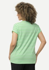 Camiseta de manga corta a rayas verdes y blancas, corte relajado, cuello redondeado, tela suave, detalles de costura visibles, vista desde atrás.