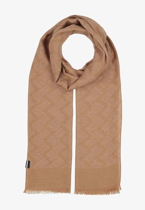 Hellbrauner Schal mit subtiler Diamantmusterung, weiche Textur, kleines Stoffetikett nahe den Fransenenden, ordentlich in einer Schlaufe drapiert.