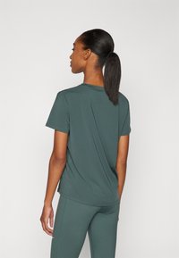 Nike Performance ONE CLASSIC  - Spordi T-särk - vintage green/black