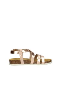 Roze gouden metallic sandalen met banden, voorzien van een kurken voetbed, een vlakke witte zool en een verstelbare enkelband. Glad oppervlak, minimalistisch ontwerp.