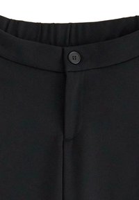 Pantaloni neri con tessuto morbido, vita piatta con retro elastico e chiusura a bottone singolo. Design semplice e minimalista.