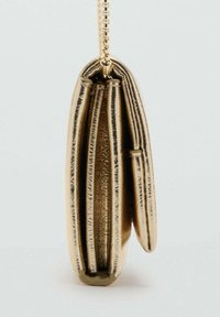 Guldmetal tegnebog med dobbel lynlås, der har en struktureret overflade og flere rum. Kompakt, buet form.