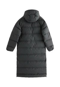 Pitkä musta tikattu puffer-takki hupulla, pehmeillä hihoilla ja vaakasaumalla, esitelty takaa valkoista taustaa vasten.