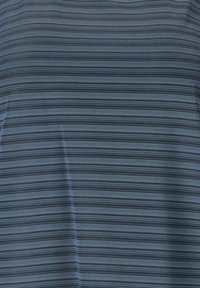 Tummansininen raidallinen kangas, jossa on vaihtelevaa leveyttä sinisiä ja harmaita raitoja. Tasainen pinta, jossa on hieman kiiltävä viimeistely. Ei merkittäviä kuvioita tai yksityiskohtia.