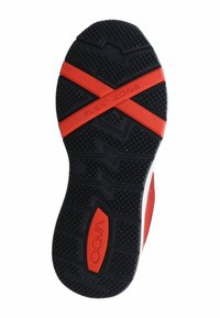 Suola di una sneaker caratterizzata da una texture in gomma nera con accenti rossi. Include un'area contrassegnata "FLEX ZONE" e modelli di battistrada per aderenza.