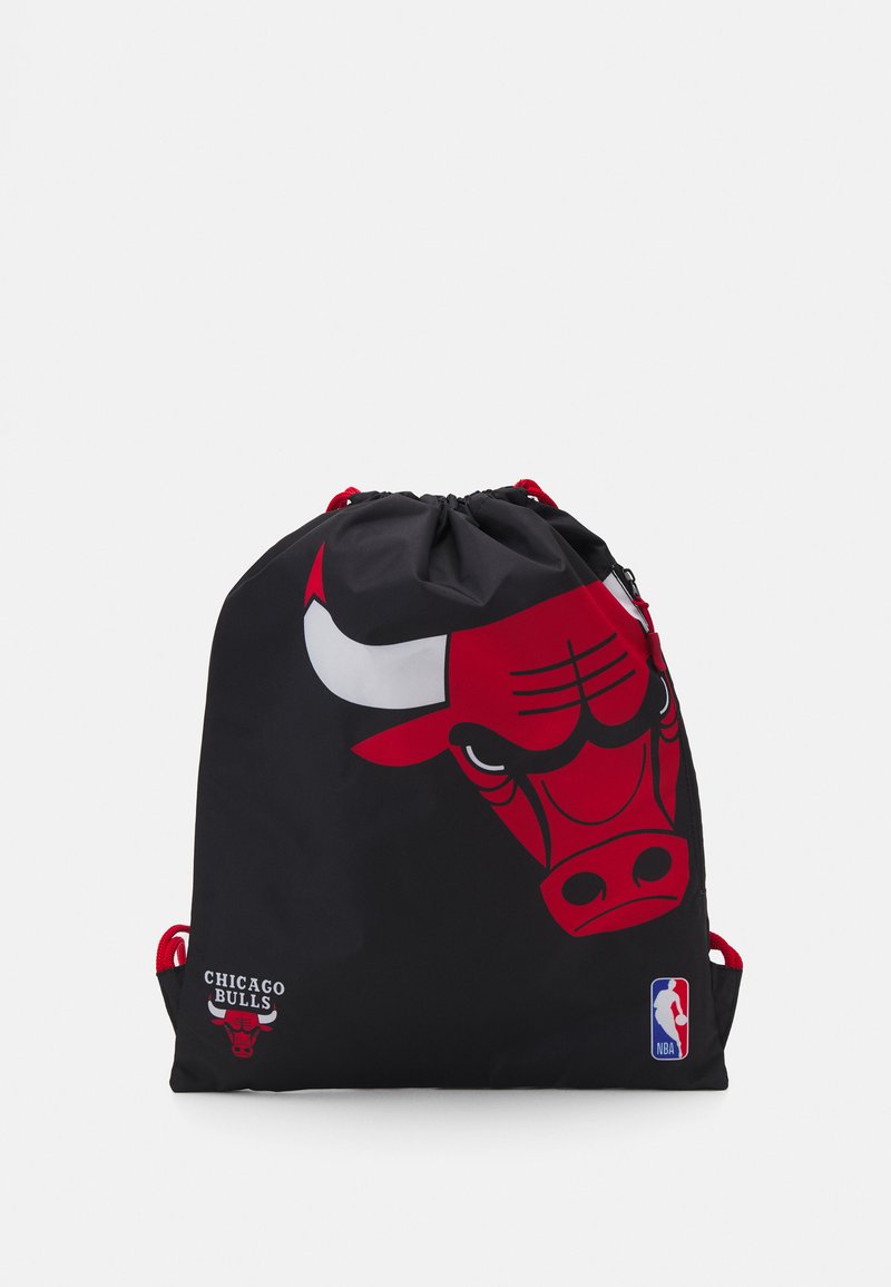 Rucsac negru cu șnur, având un mare logo roșu al echipei Chicago Bulls, accente albe contrastante și mânere roșii cu șnur. Logo-ul NBA în partea de jos.