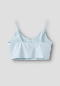 Lyseblå ribbet cropped camisole med justerbare tynde stropper på grå baggrund.
