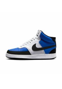 Sneakers da basket high-top con una combinazione di colori bianco, blu e nero, materiale in pelle, punta perforata e un prominente logo Nike nero.