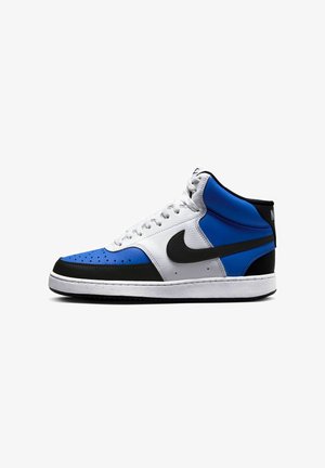 Sneakers da basket high-top con una combinazione di colori bianco, blu e nero, materiale in pelle, punta perforata e un prominente logo Nike nero.