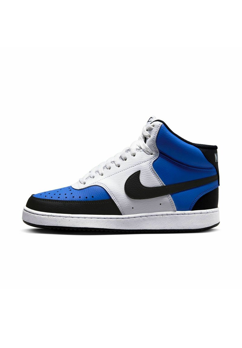 Sneakers da basket high-top con una combinazione di colori bianco, blu e nero, materiale in pelle, punta perforata e un prominente logo Nike nero.