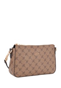 Borsa a tracolla marrone con motivo, hardware dorato, chiusura con zip e tracolla regolabile. Presenta un sottile logo sul davanti. Esterno testurizzato.