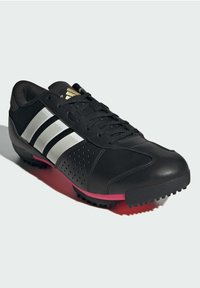 Černá sportovní bota s hladkým koženým svrškem, síťovinovými akcenty, stříbrnými pruhy, perforovanými detaily a růžovou podrážkou.