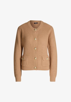 Kamel-gefärbter Strickcardigan mit langen Ärmeln, rundem Halsausschnitt, zwei Fronttaschen und sechs dekorativen goldenen Knöpfen entlang der Vorderseite.