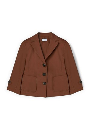 Blazer court marron avec revers crantés, trois boutons noirs à l'avant, deux poches plaquées et pattes de manches boutonnées.
