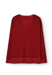 Rode gebreide trui met een V-hals, lange mouwen, geribbelde manchetten en een geribbelde zoom. De textuur oogt zacht met een gladde afwerking.