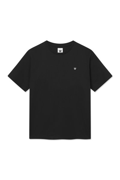 Camiseta negra de manga corta hecha de algodón. Presenta un cuello redondo y un pequeño logo en el pecho. Textura suave, corte estándar.