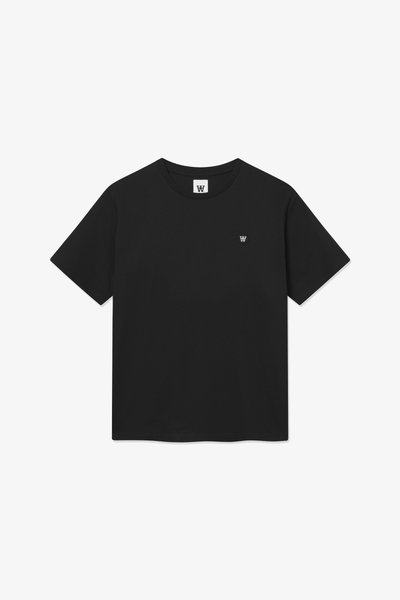 Camiseta negra de manga corta hecha de algodón. Presenta un cuello redondo y un pequeño logo en el pecho. Textura suave, corte estándar.
