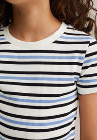 Svītrainā īsā piedurkņu blūze baltā, melnā un gaiši zilā krāsā. Ribota struktūra, apaļš apkakle, ar mainīgām horizontālām svītrām.