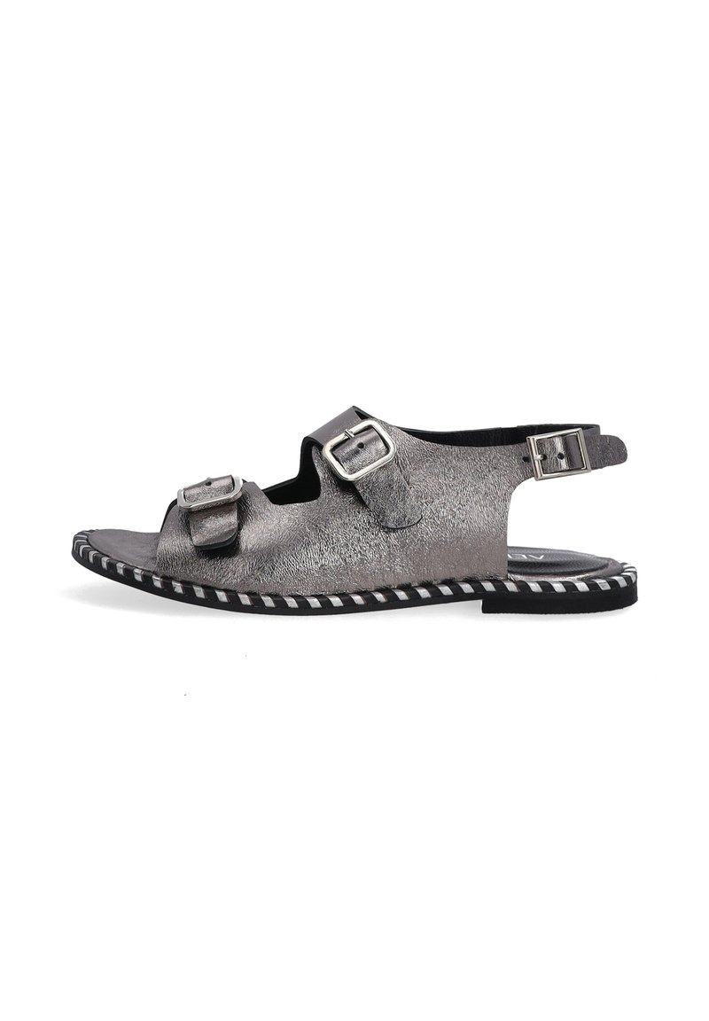 Metallisch silberne Sandalen mit zwei verstellbaren Schnallen, offenes Zehendesign und strukturiertes Finish. Ausgestattet mit einer genähten schwarz-weißen Sohle.