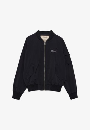 Czarna kurtka bombowca z gładkiego materiału, z zamkiem z przodu, ribbowanym dekoltem, elastycznym dołem i bocznymi kieszeniami; posiada kieszeń naszywową na rękawie.