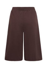 Shorts marron coupe ample longueur genou avec une taille élastique, conçus pour un usage décontracté.
