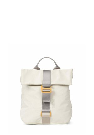 Gebroken witte rolltop-rugzak met grijze band en oranje gesp, met een bovenhandvat en minimalistisch ontwerp.