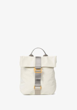 Gebroken witte rolltop-rugzak met grijze band en oranje gesp, met een bovenhandvat en minimalistisch ontwerp.