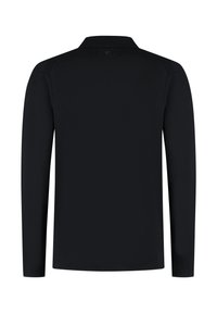 Zwarte polo met lange mouwen en een kraag, met een gladde textuur en een eenvoudig ontwerp. Geen zichtbare logo's of patronen.