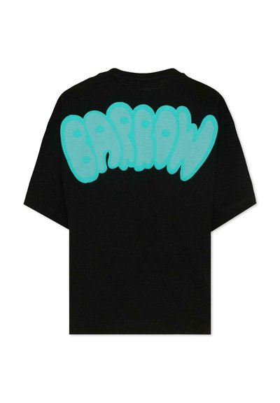 Czarny t-shirt z krótkim rękawem z dużymi turkusowymi literami w stylu bąbelkowym, układającymi się w słowo "BARROW" na plecach.