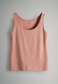 Jasnoróżowy top bez rękawów z zaokrąglonym dekoltem, wykonany z gładkiego materiału, o delikatnej teksturze i prostej linii dolnej.