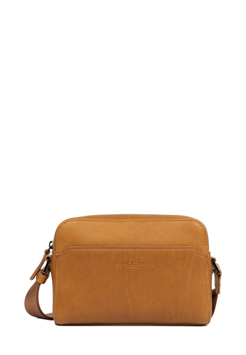 Borsa a tracolla in pelle marrone con chiusura a zip, tasca frontale e tracolla regolabile. Presenta un branding sottile sulla parte anteriore.