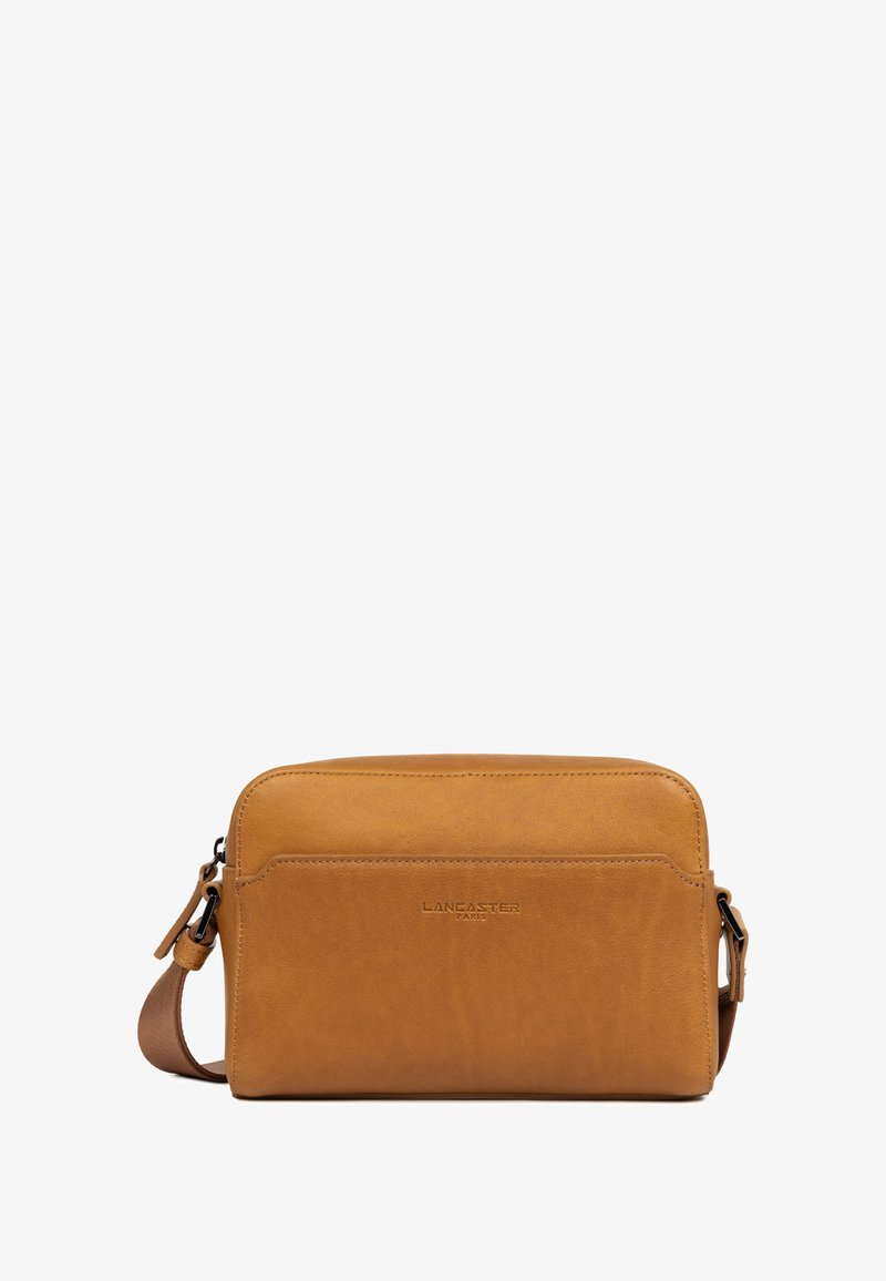 Bruine leren schoudertas met een ritssluiting, een voorvak en een verstelbare strap. Bevat subtiele branding aan de voorkant.
